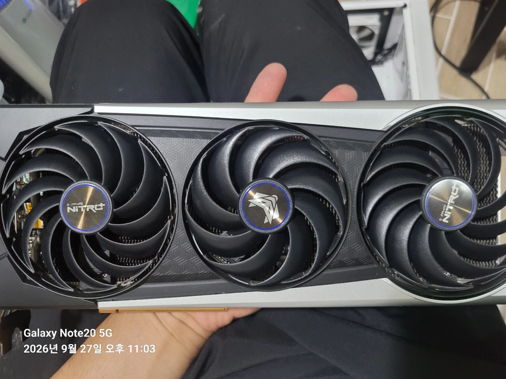 NITRO+ RX6700XT 그래픽카드 단품 이미지