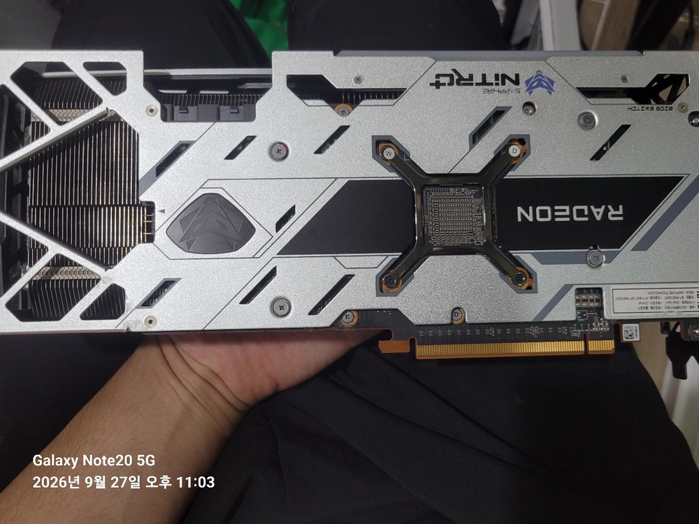 NITRO+ RX6700XT 그래픽카드 단품 이미지
