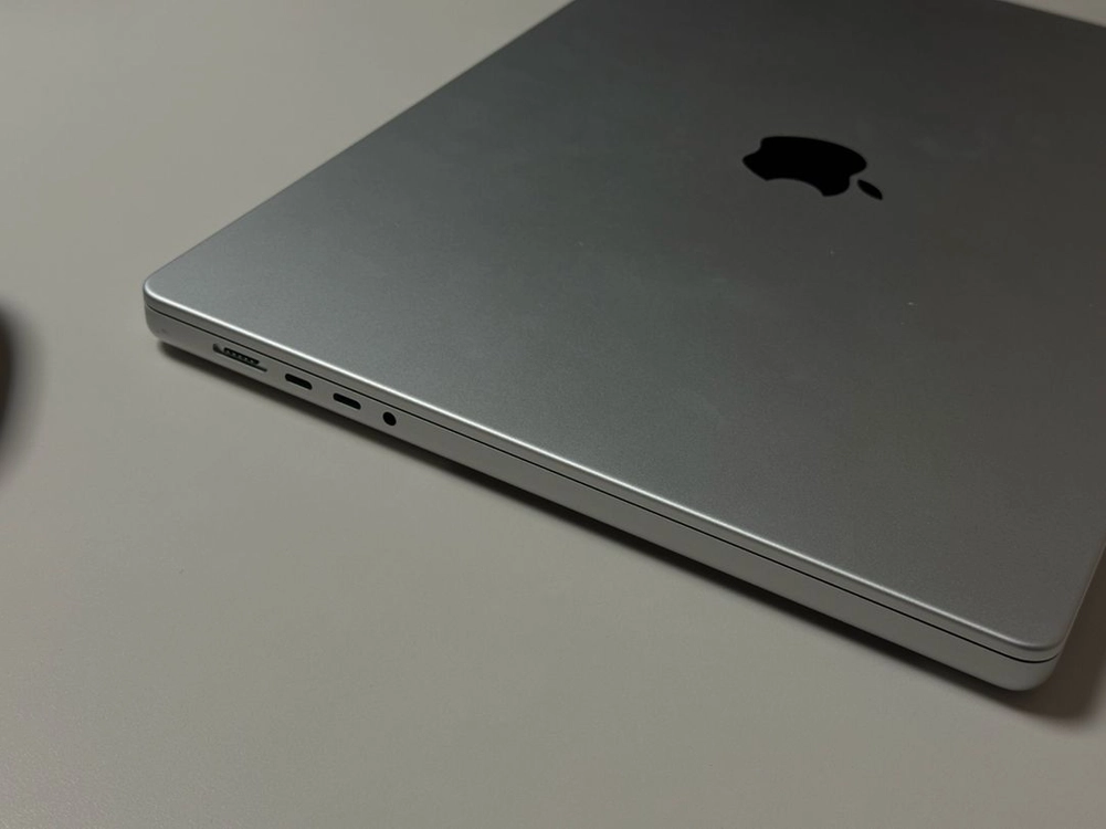 Apple 맥북 프로 16인치 실버, M5 Max 18C, 32C GPU, 36GB, 2TB 이미지