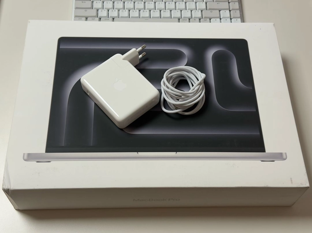 Apple 맥북 프로 16인치 실버, M5 Max 18C, 32C GPU, 36GB, 2TB 이미지