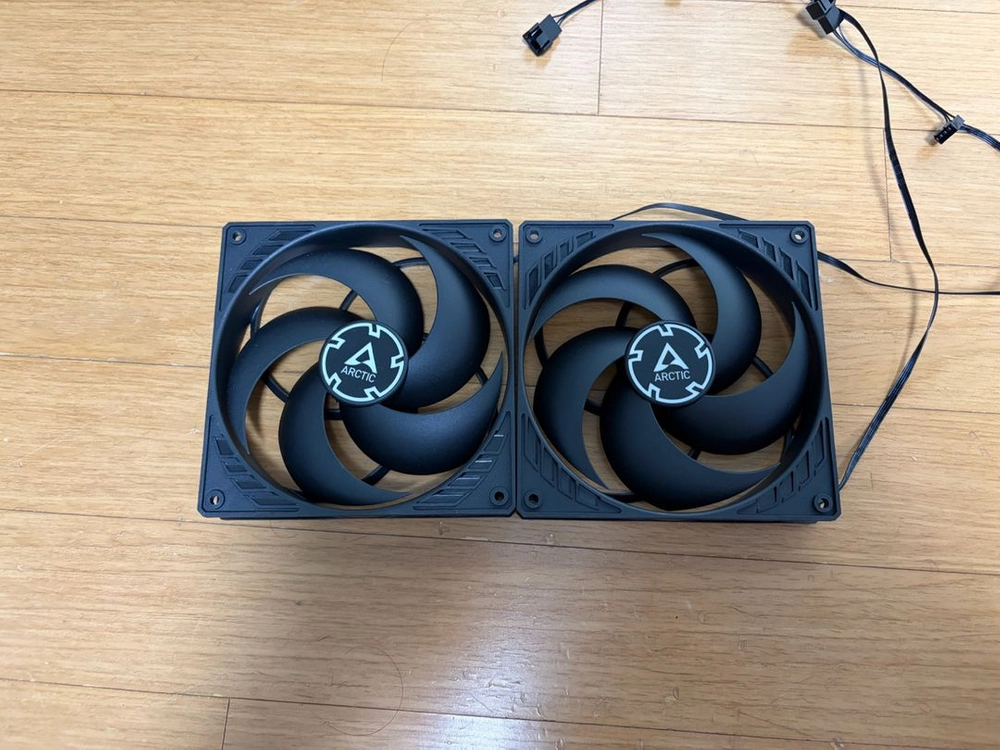 아틱 p14 pwm pst 140mm 쿨링팬 2개 판매합니다 - 안심되는 중고거래