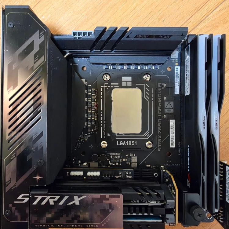 285k z890-i rog 스트릭스 RTX5070TI 스트릭스 지스킬64램 셋트 팝니다 정상작동함 이미지