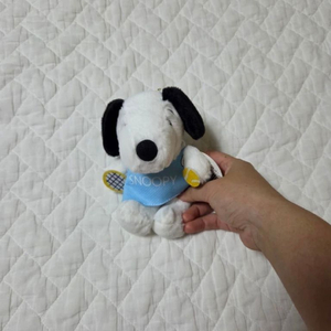 스누피 인형 하늘색 옷 이미지