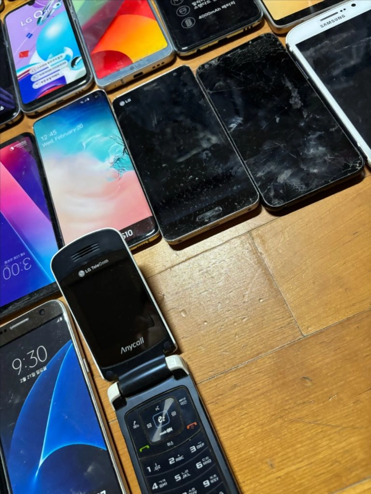 일괄) lg 갤럭시 삼성 휴대폰 목업폰 인테리어 소품 휴대폰 모형 꾸미기용 포장용 이미지