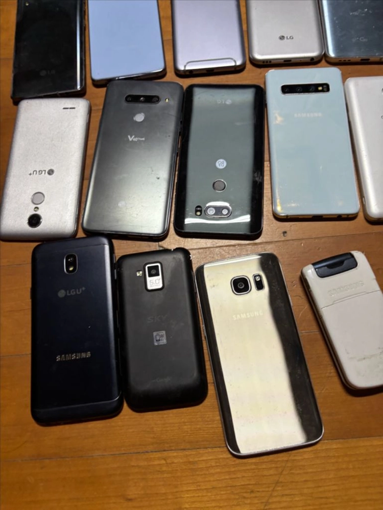 일괄) lg 갤럭시 삼성 휴대폰 목업폰 인테리어 소품 휴대폰 모형 꾸미기용 포장용 이미지