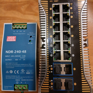 산업용 L2+ 매니지드 PoE 이더넷 스위치와 민웰 NDR -240-48파워 서프라이 세트PoE+ 스위치 + 전원 이미지