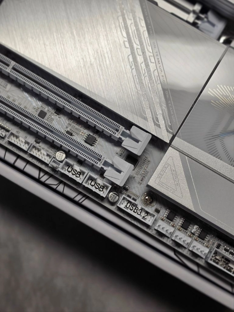 기가바이트 X870E AORUS PRO ICE 이미지