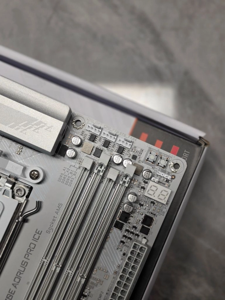 기가바이트 X870E AORUS PRO ICE 이미지