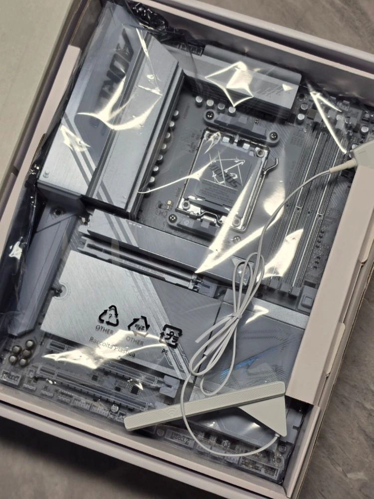 기가바이트 X870E AORUS PRO ICE 이미지