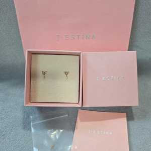 제이에스티나 나비 피어싱 이미지