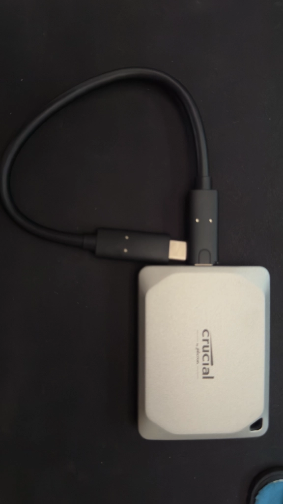 Crucial X9 Pro Portable SSD 4TB 그레이 이미지