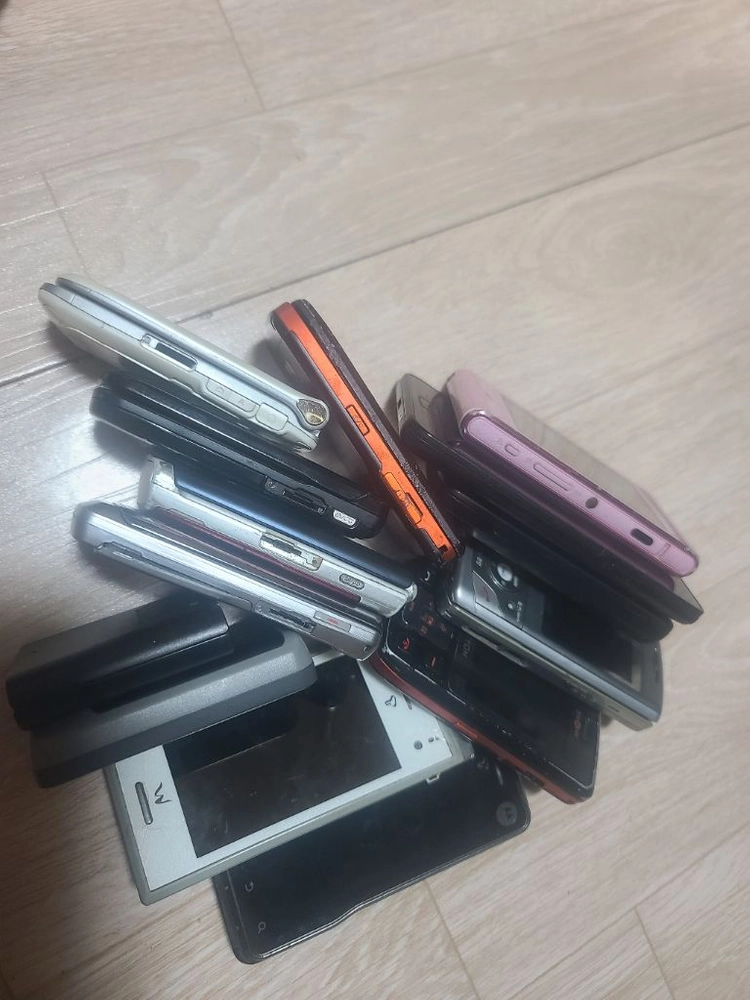 구형 휴대폰 다수 묶음 판매 12대 - 안심되는 중고거래