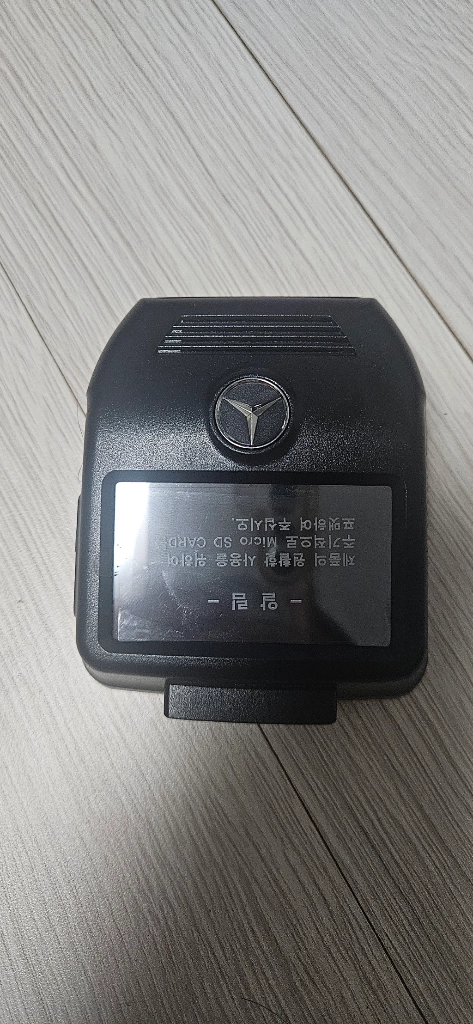 벤츠 차량용 블랙박스 본체 정리합니다. 이미지