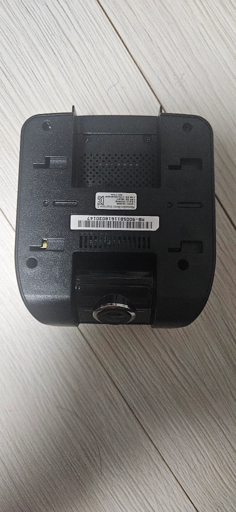 벤츠 차량용 블랙박스 본체 정리합니다. 이미지