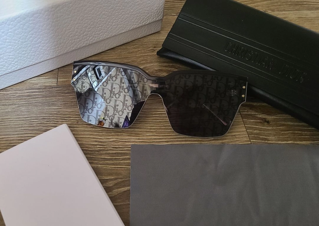 디올 오블리크 선글라스 크로스백골프안경테수토호보백아바백숄더백구찌루이비통프라다디올샤넬생로랑명품에르메스보테가 이미지
