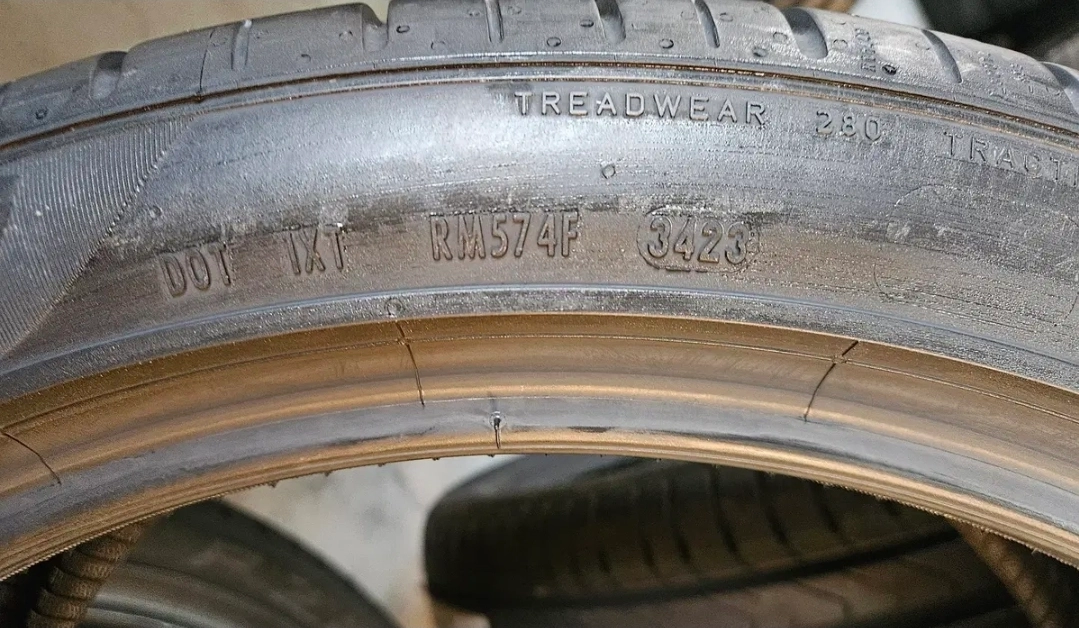 피렐리 피제로 타이어 255/40R21 이미지