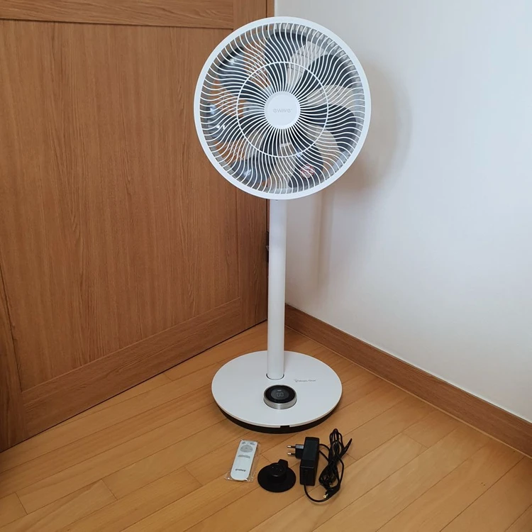 매직쉐프 유선 무선 선풍기 화이트 냉풍 써큘 서큘리모컨, 충전기, 거치대 포함 풀구성사진에서 보시는 것처럼 깔끔한 이미지