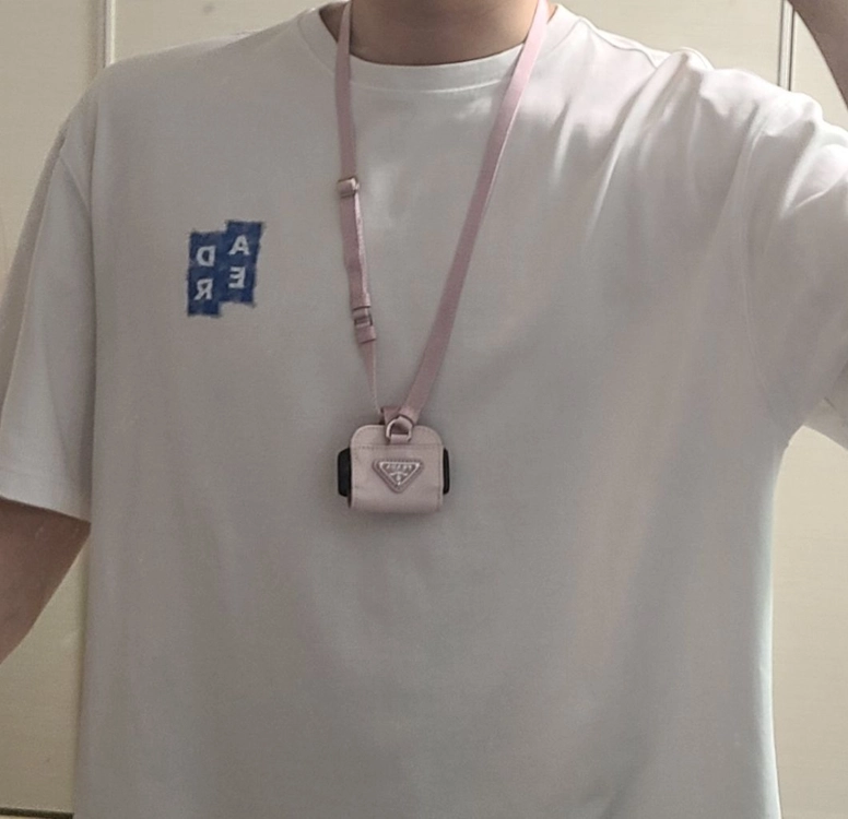 프라다 에어팟 프로 케이스 목걸이 반지악세서리가방패딩맨투맨루이비통디올생로랑크로스백에르메스까르띠에티파니앤코 이미지