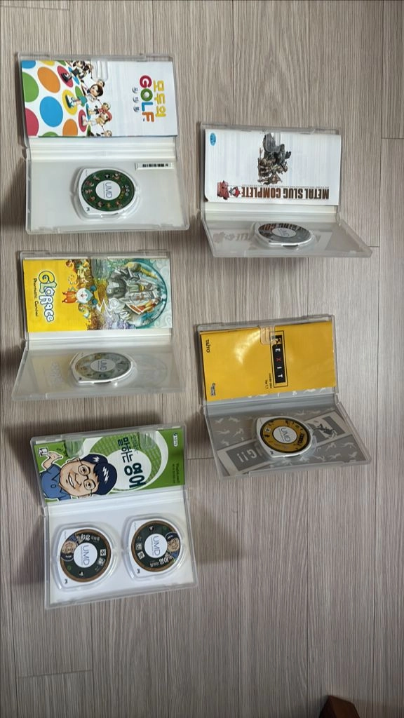 S급 PSP-1005 피아노블랙 본체 + 정품 리모컨 + 타이틀 5종 일괄 판매 이미지