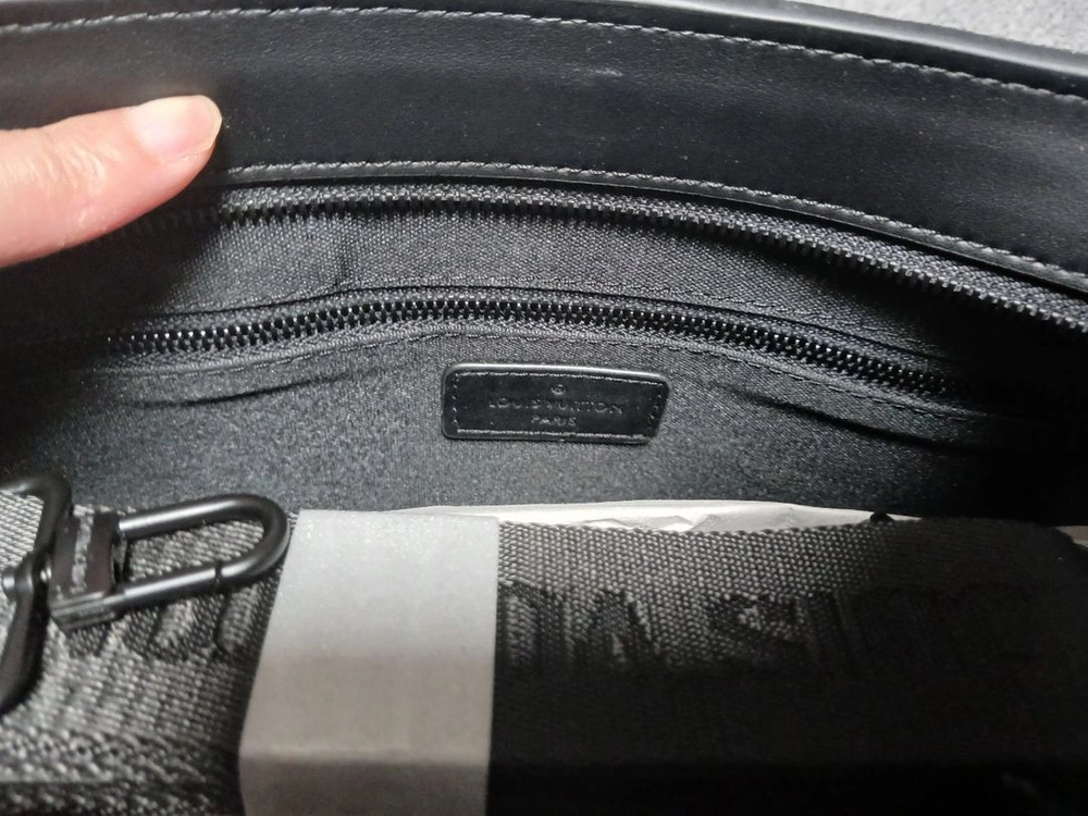 루이비통 삭플라 토뤼옹 블랙 브리프케이스 이미지