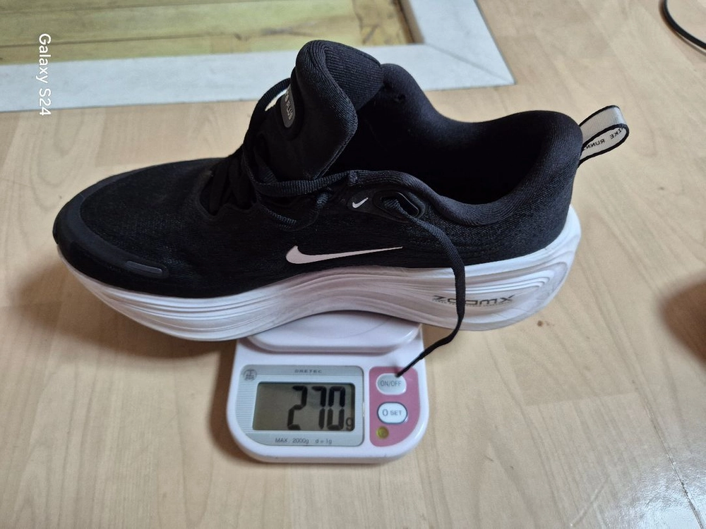나이키 보메로 플러스 와이드 모델 이미지