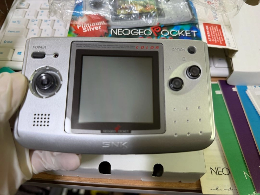 snk 네오지오 포켓 컬러 플래티넘 실버 A급 이미지