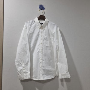 [아페쎄 A.P.C.] 로고 자수 포켓 버튼다운 화이트 셔츠 이미지