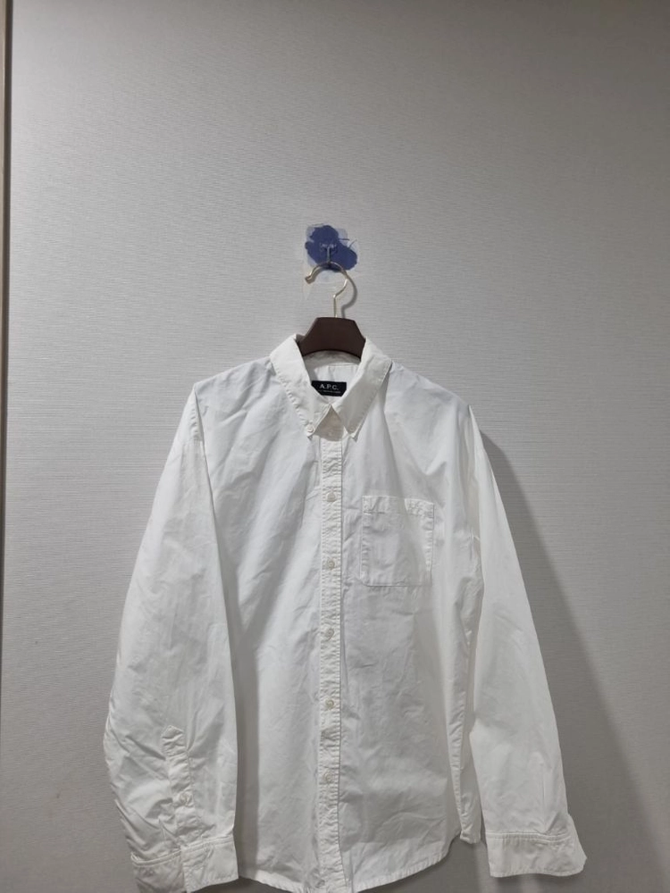 [아페쎄 A.P.C.] 로고 자수 포켓 버튼다운 화이트 셔츠 이미지