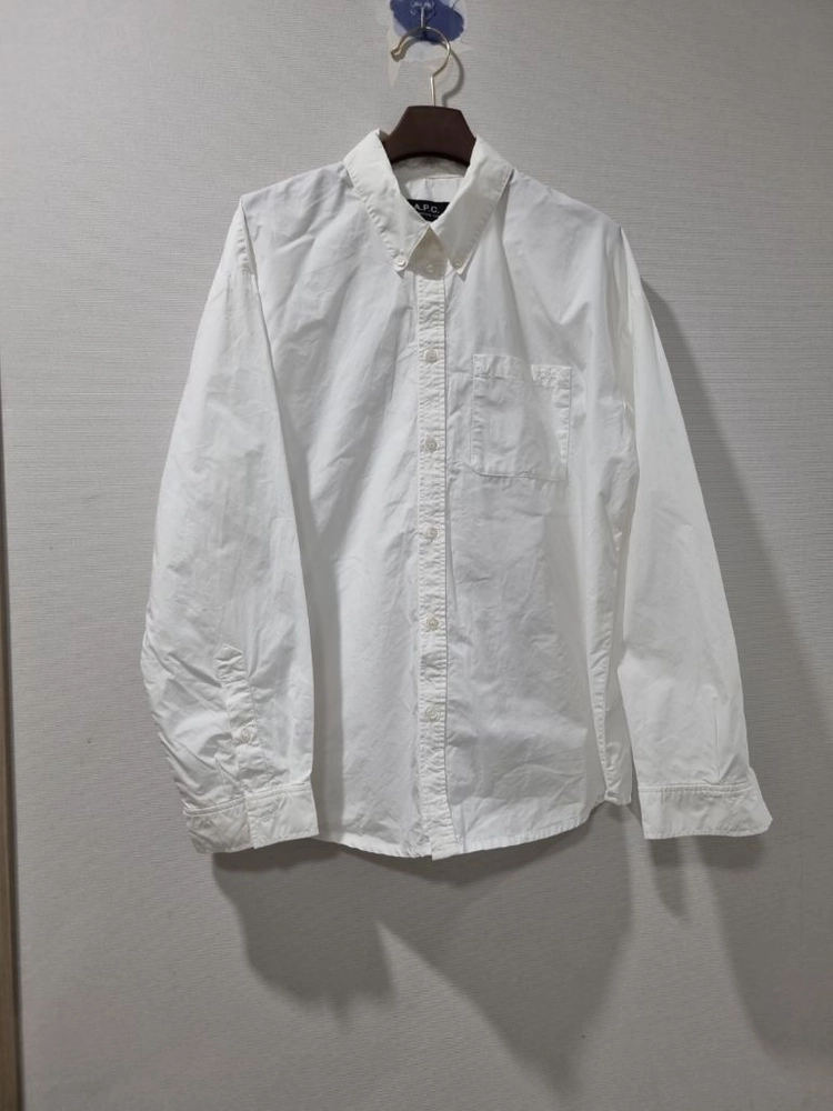 [아페쎄 A.P.C.] 로고 자수 포켓 버튼다운 화이트 셔츠 이미지