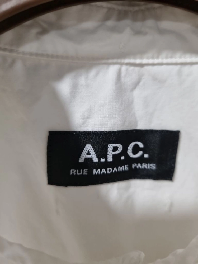 [아페쎄 A.P.C.] 로고 자수 포켓 버튼다운 화이트 셔츠 이미지