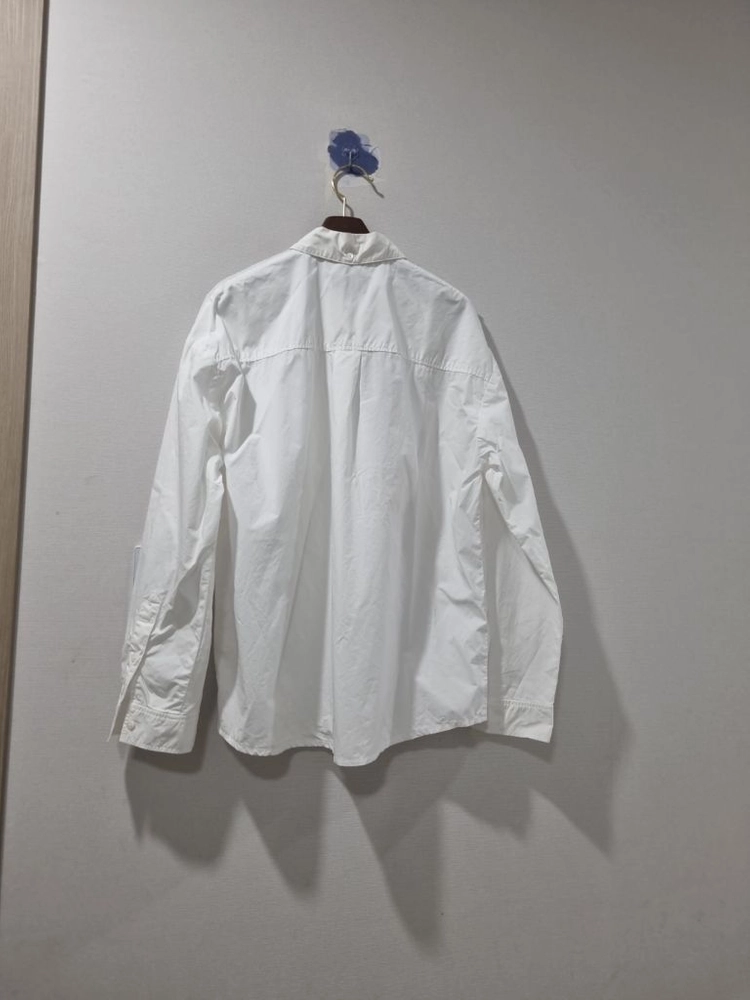 [아페쎄 A.P.C.] 로고 자수 포켓 버튼다운 화이트 셔츠 이미지