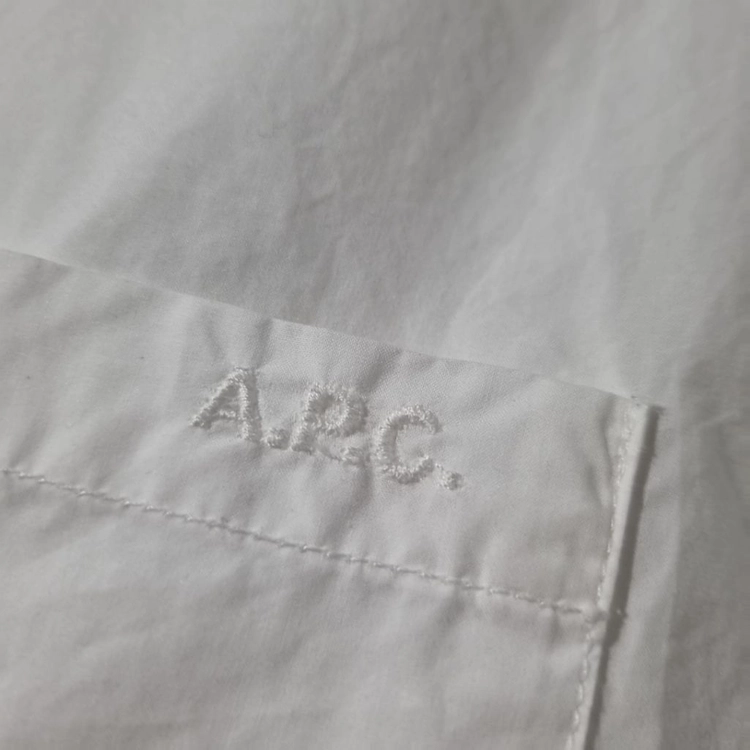 [아페쎄 A.P.C.] 로고 자수 포켓 버튼다운 화이트 셔츠 이미지