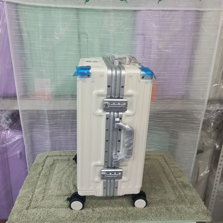 20인치캐리어 함부르크 화이트 새상품 이미지