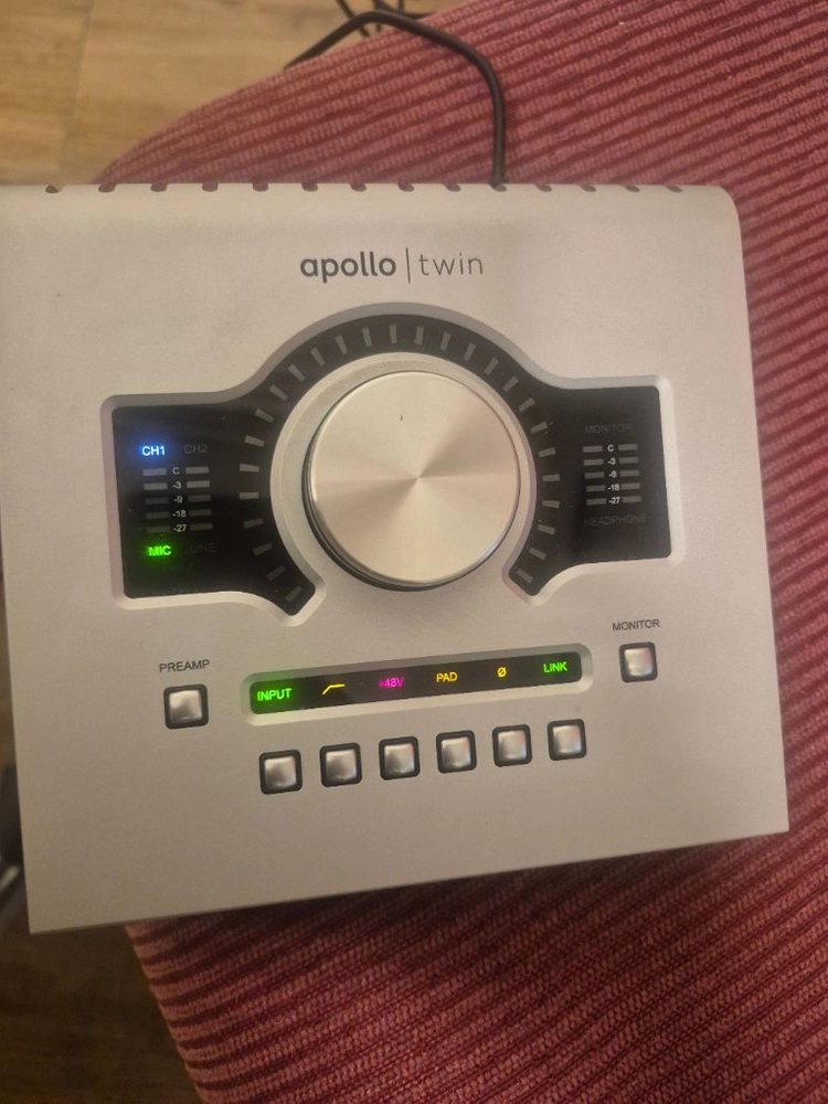 UAD Apollo Twin 1세대 실버 / 전원 및 전면 작동 확인 / 본체 이미지