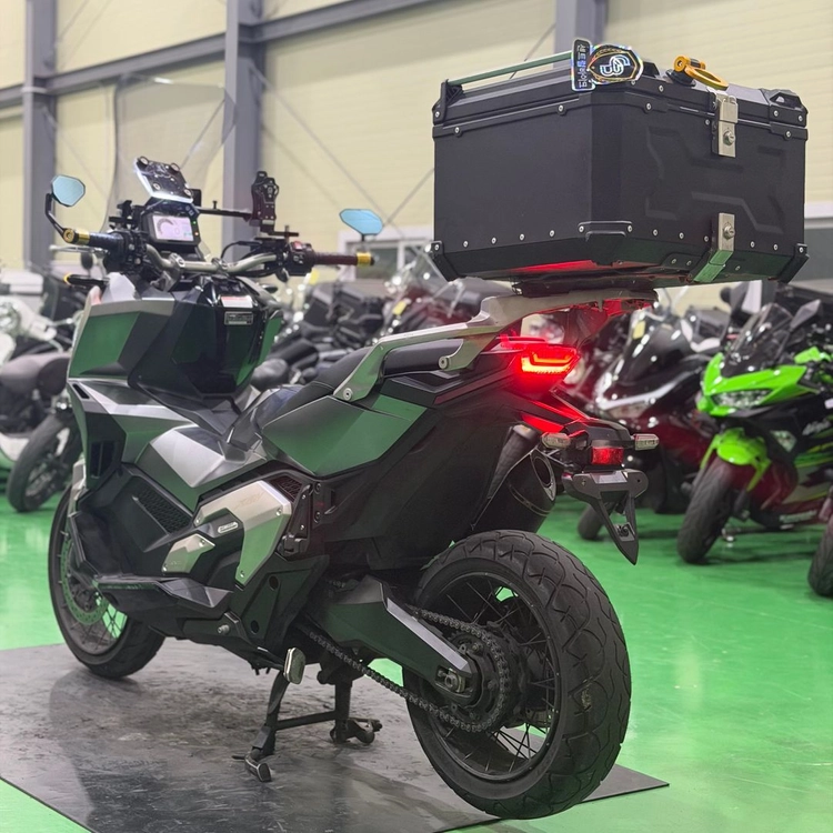 혼다 x-adv750 23년식 아크라 구변o 준튜닝 스쿠터 판매합니다 이미지