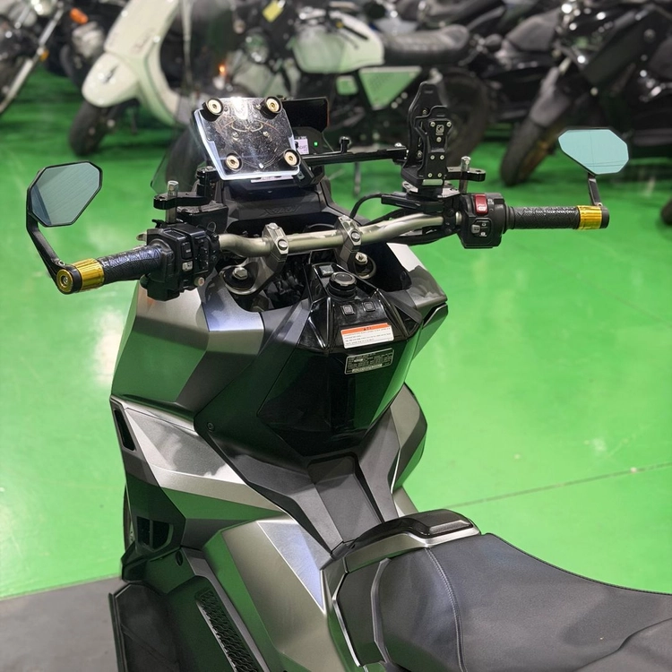 혼다 x-adv750 23년식 아크라 구변o 준튜닝 스쿠터 판매합니다 이미지