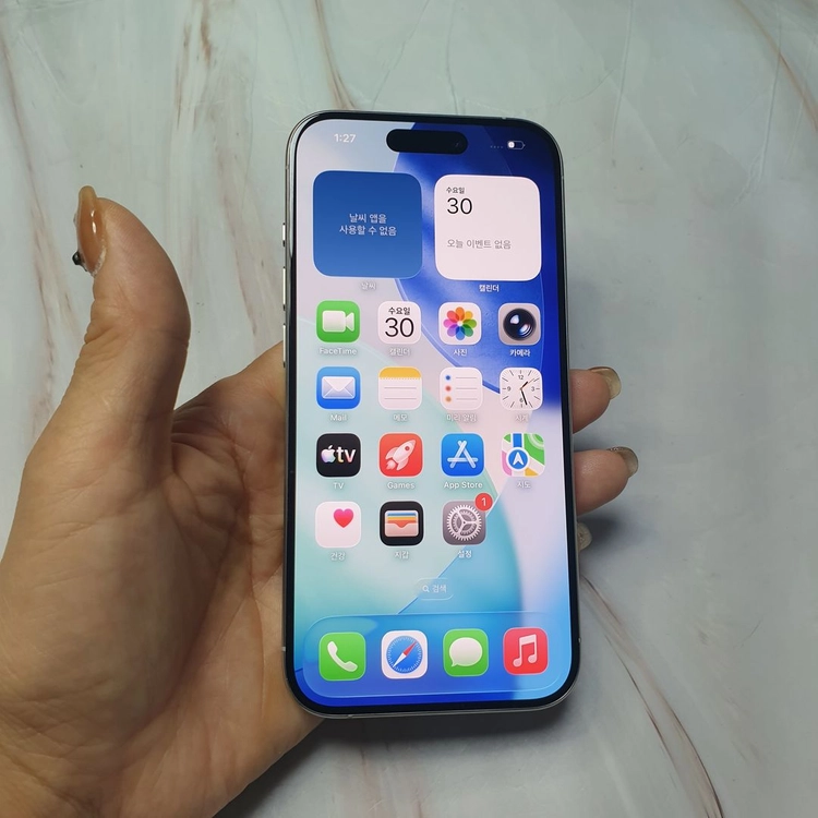 아이폰15프로 화이트티타늄 256G A급 저렴히 판매합니다 이미지