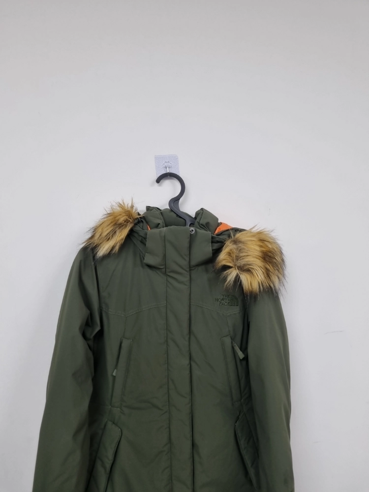 [노스페이스 THE NORTH FACE] 여성 퍼 후드 구스다운 롱 패딩 점퍼 (카키 / 90 L) 이미지