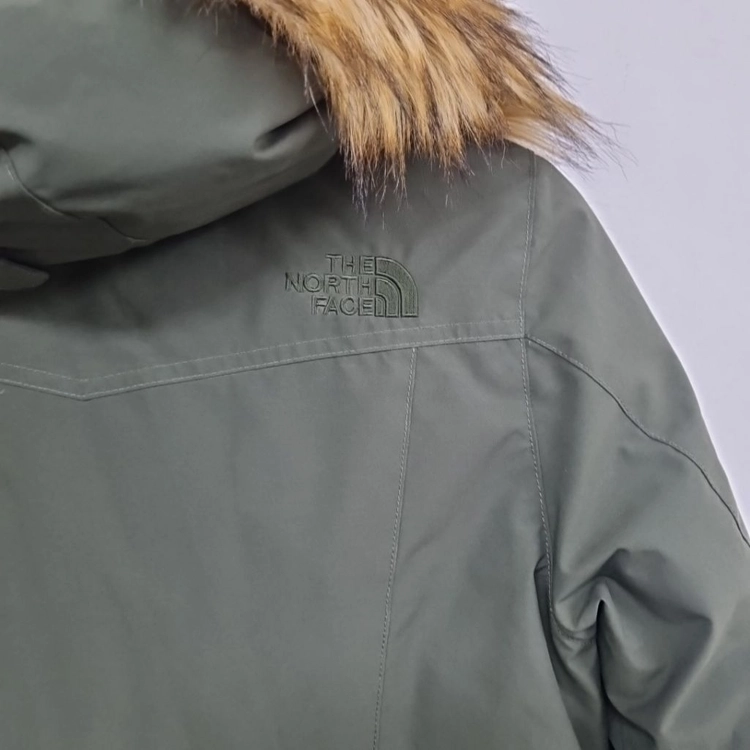 [노스페이스 THE NORTH FACE] 여성 퍼 후드 구스다운 롱 패딩 점퍼 (카키 / 90 L) 이미지