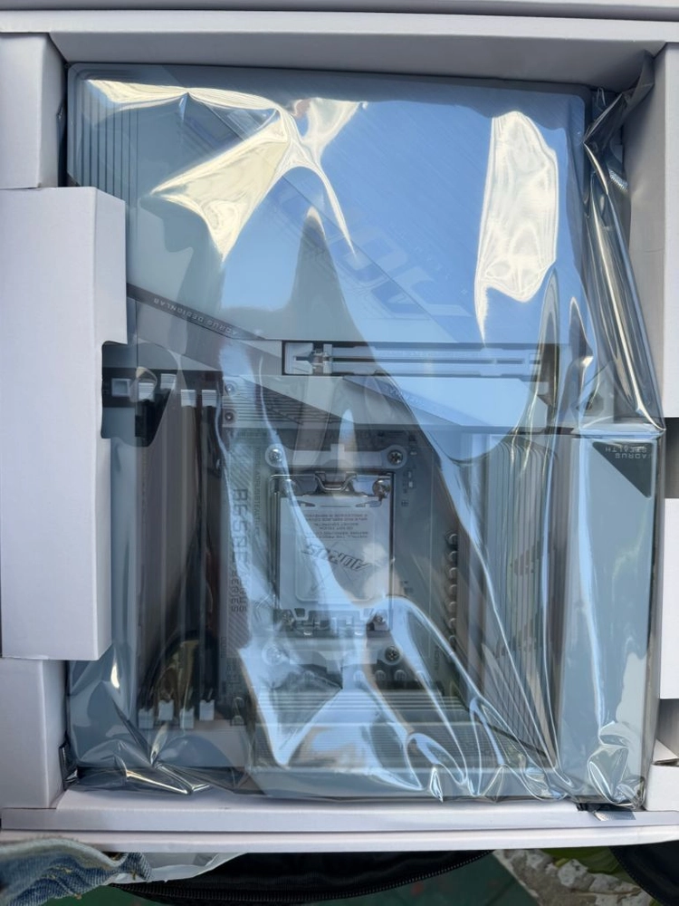 기가바이트 AOURUS B650E STEALTH ICE 이미지