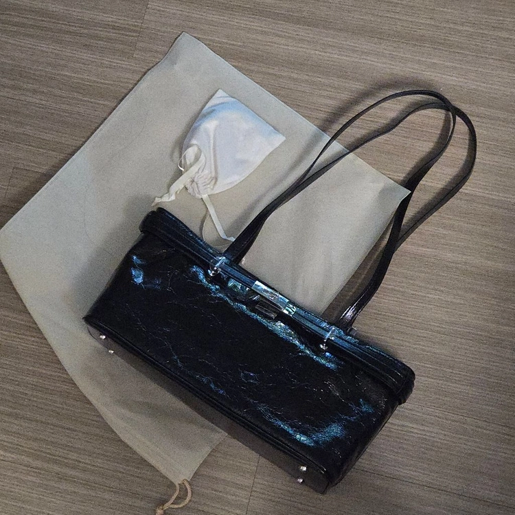 COVECloe Tote Bag 글로시 레더 버클 토트백 블랙 이미지