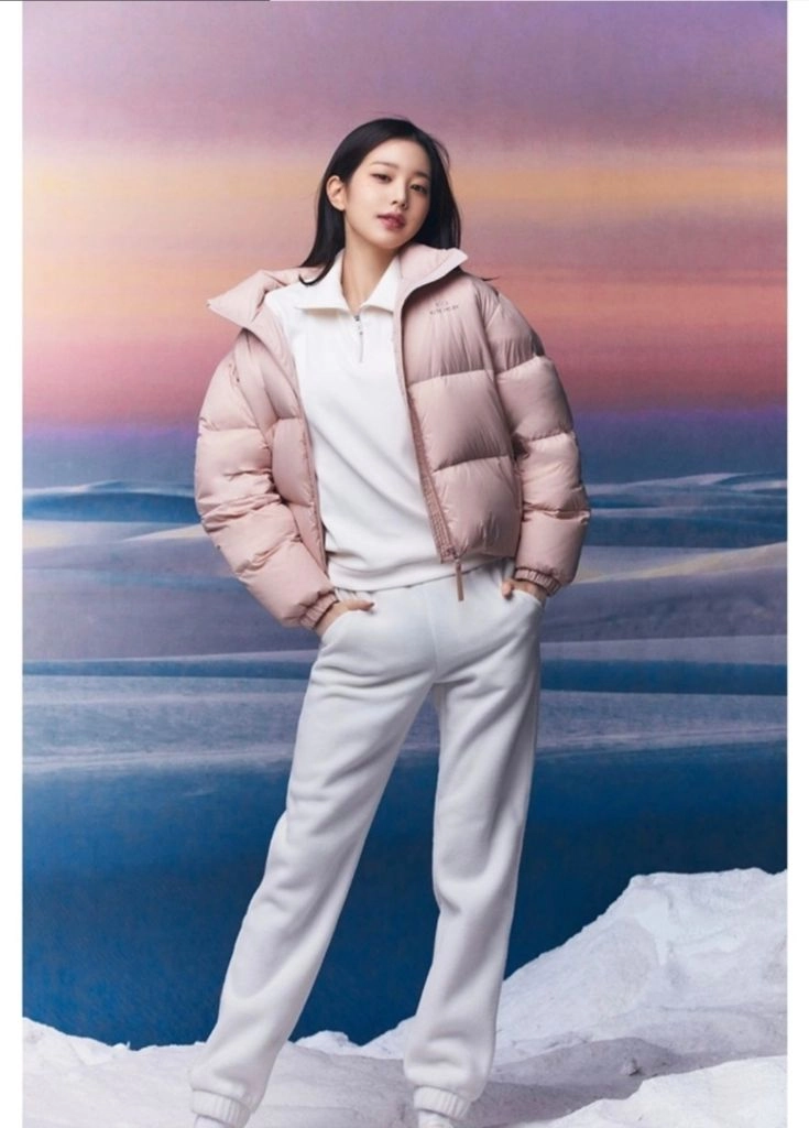 아이더 여성 구스다운 패딩 카키색 이미지
