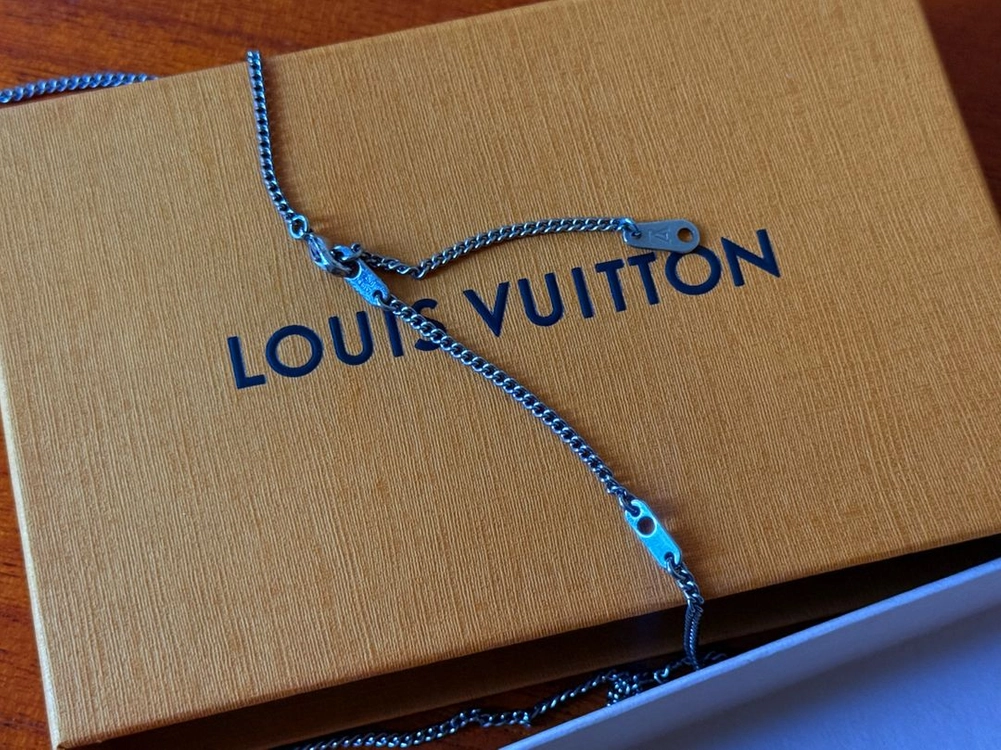 루이비통 LOUIS VUITTON 모노그램 이클립스 참스 목걸이풀구성 판매 이미지