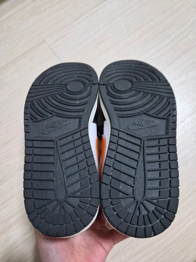 나이키 에어조던1 샤터드 백보드 로우 팝니다. 이미지