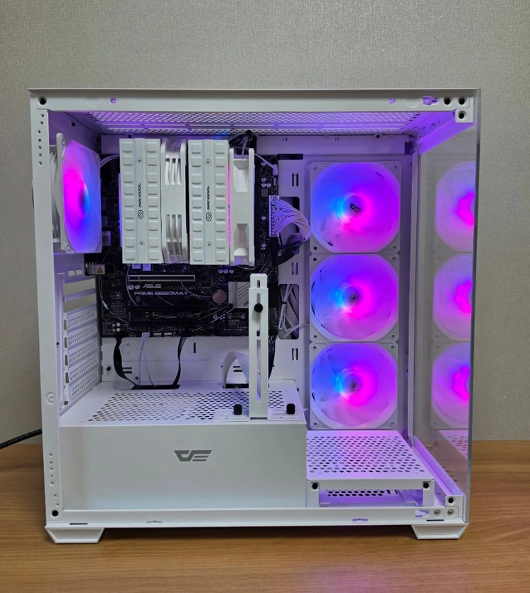 7800x3d 반본체 컴퓨터 화이트 데스크탑 이미지