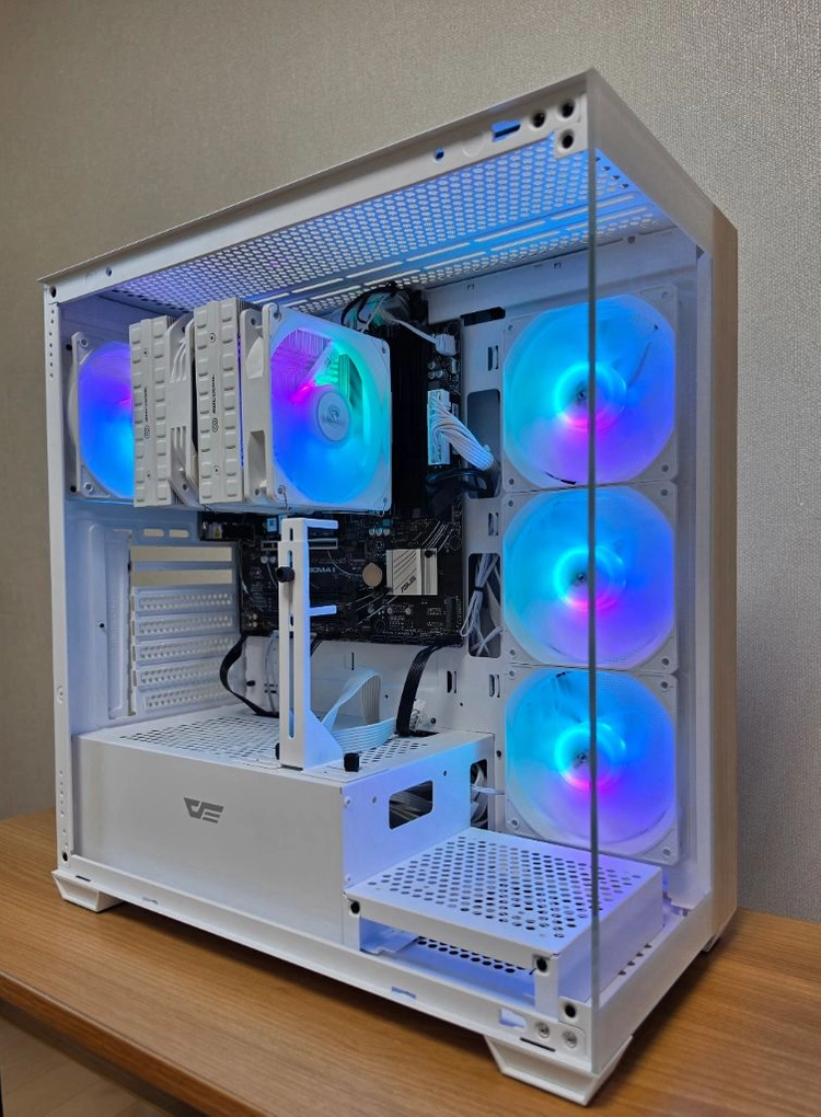 7800x3d 반본체 컴퓨터 화이트 데스크탑 이미지