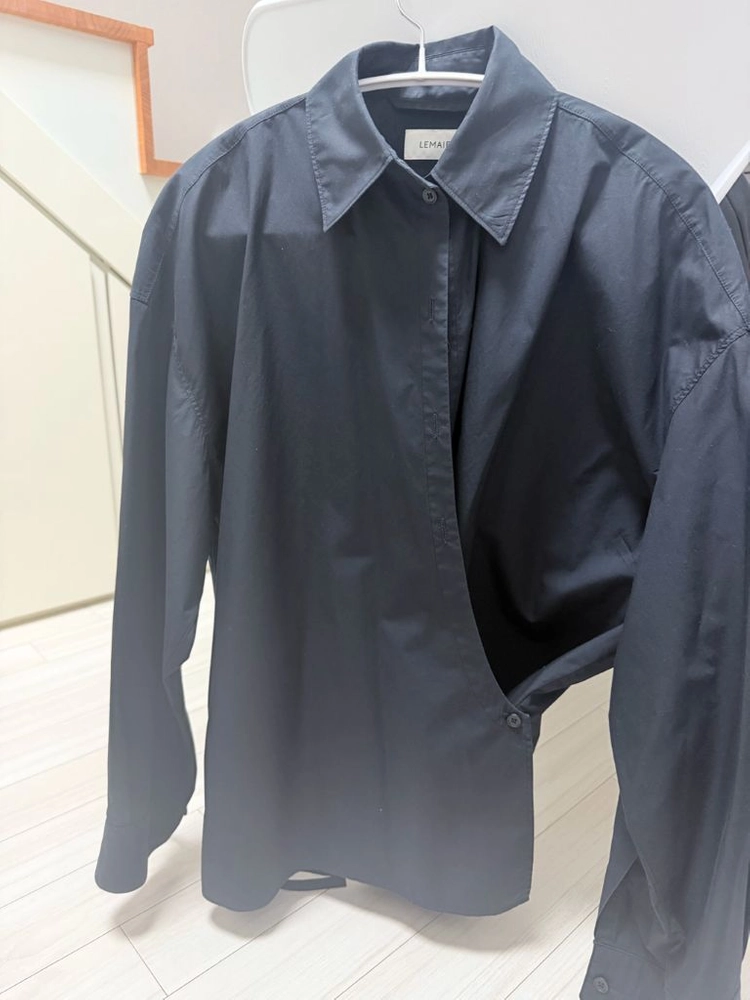 르메르 트위스트 셔츠 네이비 이미지