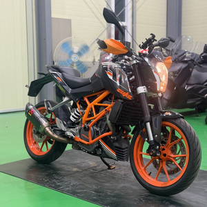 ktm 듀크390 16년식 아크라 구변o 입문용 네이키드 바이크 저렴하게 판매합니다 이미지
