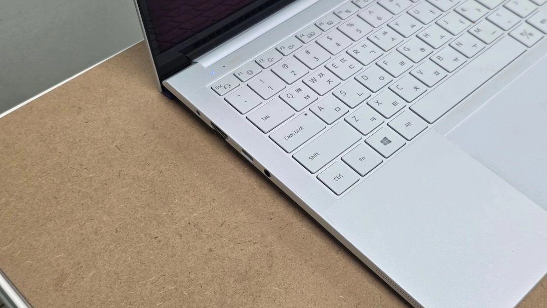 삼성 갤럭시북 이온 NT950XCJ-X716A i7 16GB SSD 512GB MX250 15.6인치 중고노트북 이미지