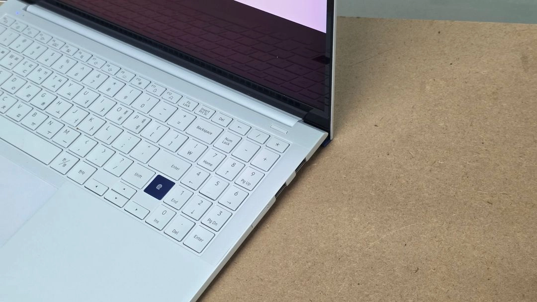 삼성 갤럭시북 이온 NT950XCJ-X716A i7 16GB SSD 512GB MX250 15.6인치 중고노트북 이미지